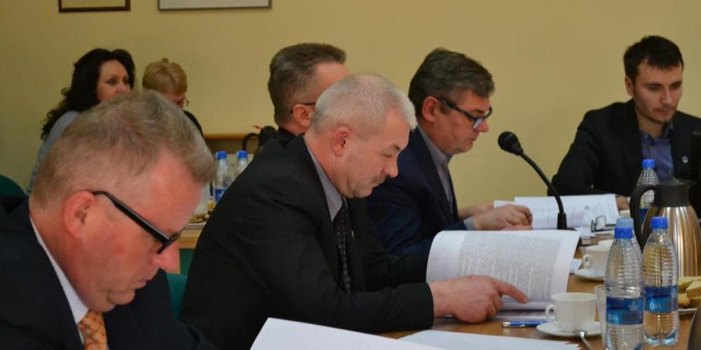 Sesja Rady Gminy w Żukowie: żaden z nauczycieli nie straci pracy, ale etatów będzie mniej! [ZDJĘCIA]