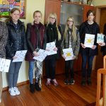Książka gimnazjalistek z Żukowa trafiła w ręce burmistrza