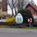 Wielkanoc na Kaszubach. Dwie dwumetrowe pisanki stanęły na rondzie w Żukowie