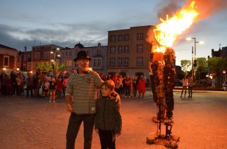 Plener na Rynku w Kartuzach: artysta podpalił swoje rzeźby [ZDJĘCIA]
