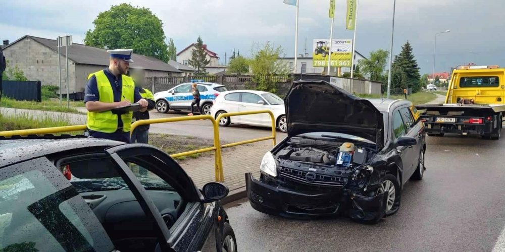 Policjanci wyjaśniają okoliczności kolizji trzech aut w Borkowie