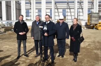 Brodnica Górna. Minister Horała odwiedził budowę sali sportowej i łącznika