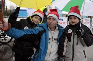 Mikołajkowy marsz w Kartuzach: deszcz śmiałkom niestraszny [ZDJĘCIA]