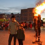 Plener na Rynku w Kartuzach: artysta podpalił swoje rzeźby [ZDJĘCIA]