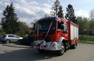 OSP w Leźnie świętowało 65-lecie! Musiał być urodzinowy prezent. W tym przypadku samochód ratowniczko-gaśniczy fot. OSP w Leźnie