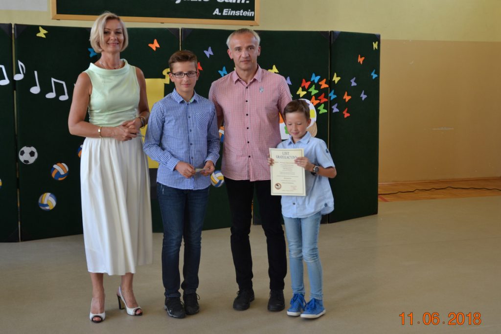 W żukowskiej "Jedynce" po raz kolejny laureaci konkursów zostali wyróżnieni proporczykami 