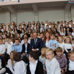 Donald Tusk w Chmielnie. Odwiedził uczniów szkoły podstawowej [ZDJĘCIA]