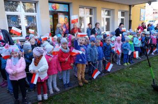 Przedszkolaki z „Kubusia Puchatka” w Kartuzach uczcili 100-lecie odzyskania przez Polskę niepodległości