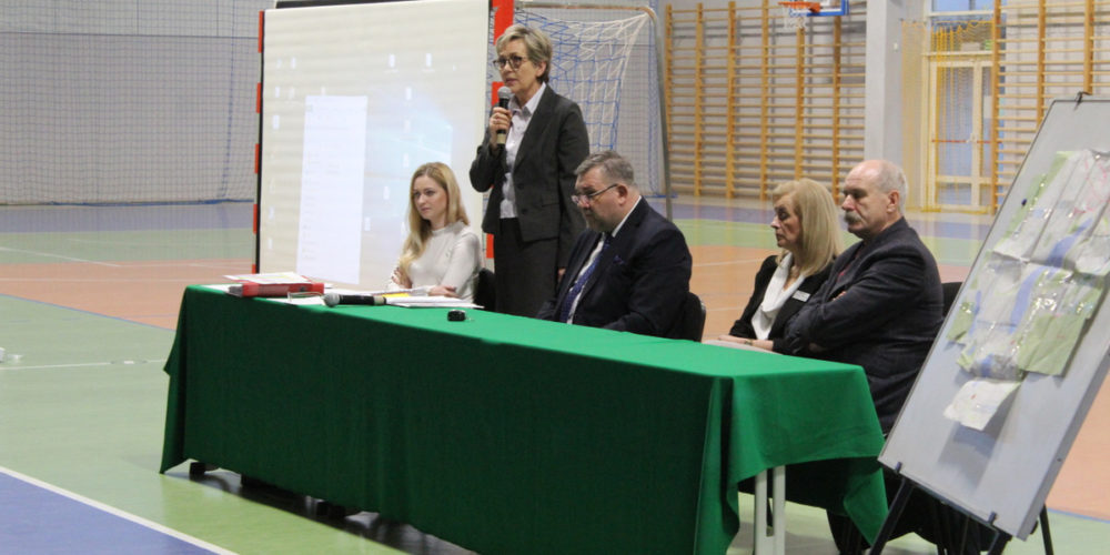 Burzliwa dyskusja ws. obwodów szkół w Kiełpinie i Dzierżążnie. Rodzice otrzymają ankietę