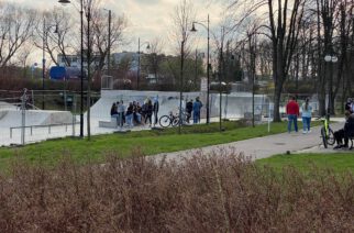 Kartuzy. Skatepark – plac budowy miejscem gromadzenia się młodzieży. „Gdzie jest Straż Miejska?”
