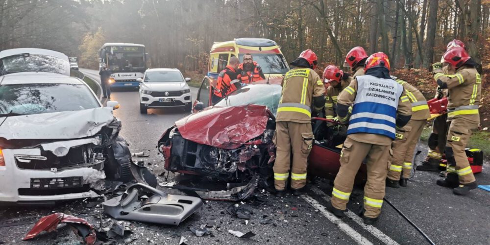 Borkowo. Wypadek z udziałem 4 aut. 2 osoby w szpitalu