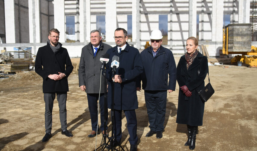 Brodnica Górna. Minister Horała odwiedził budowę sali sportowej i łącznika