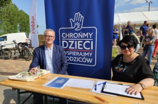 Sylwia i Andrzej Leyk zbierali podpisy pod ustawą „Chrońmy dzieci Wspierajmy rodziców”