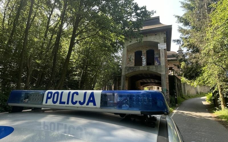 Policja przypomina o zakazie wstępu na zamek w Łapalicach