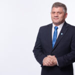 Andrzej Bystron daje wskazówki wyborcom: „Nie kierujcie się urodą kandydatów na plakatach…”