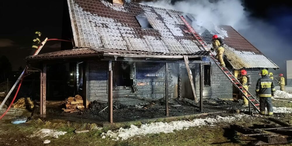 Drewniany dom płonął w Przyjaźni. Potężne straty