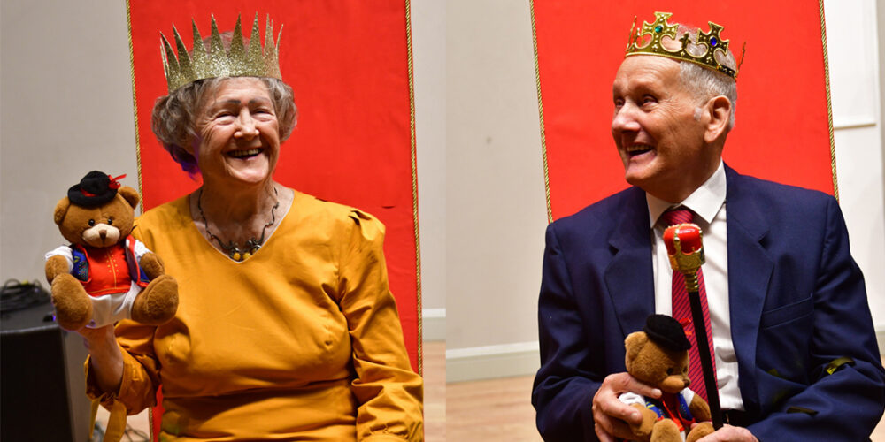 Tańce oraz wybór króla i królowej na balu karnawałowym seniorów
