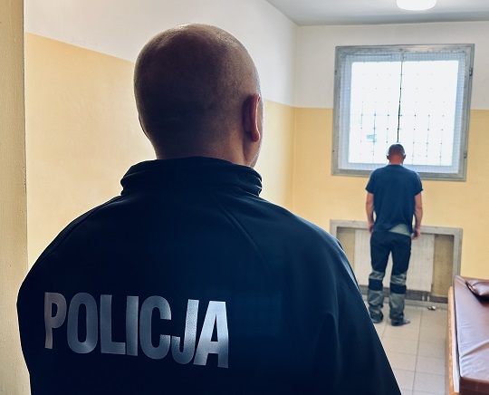 Na widok policjantów zaczął uciekać. Ruszyli za nim w pościg