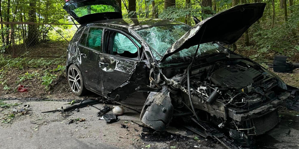 Goręczyno. Auto rozbiło się na drzewie. Co stało się z kierowcą?