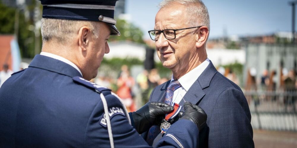 Starosta kartuski i komendant kartuskiej PSP odznaczeni medalami za zasługi dla policji