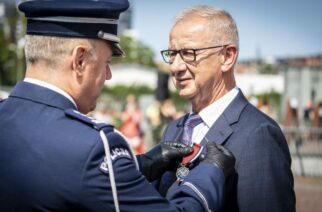 Starosta kartuski i komendant kartuskiej PSP odznaczeni medalami za zasługi dla policji