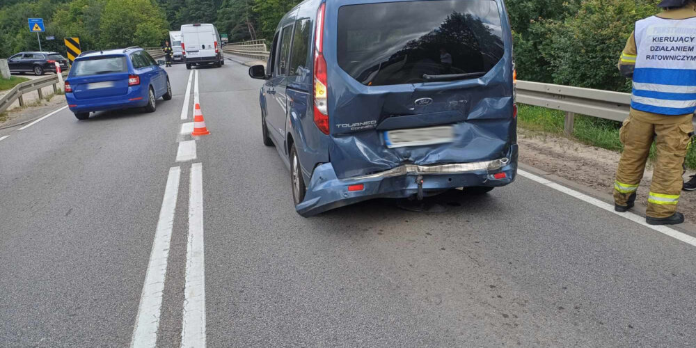 Leźno. Wypadek z udziałem 3 aut. Jedną osobę zabrało pogotowie