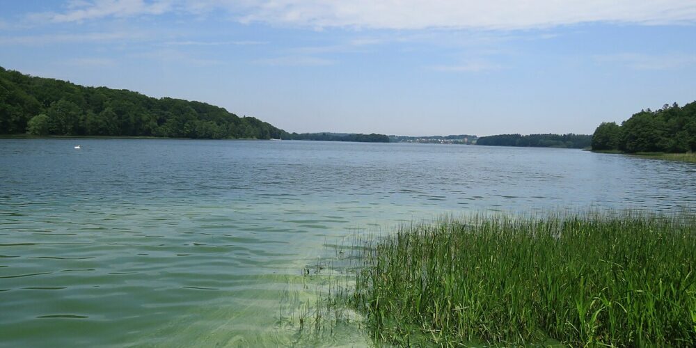 Trwają poszukiwania nastolatka na Jeziorze Tuchomskim. Wypadł z rowerka wodnego