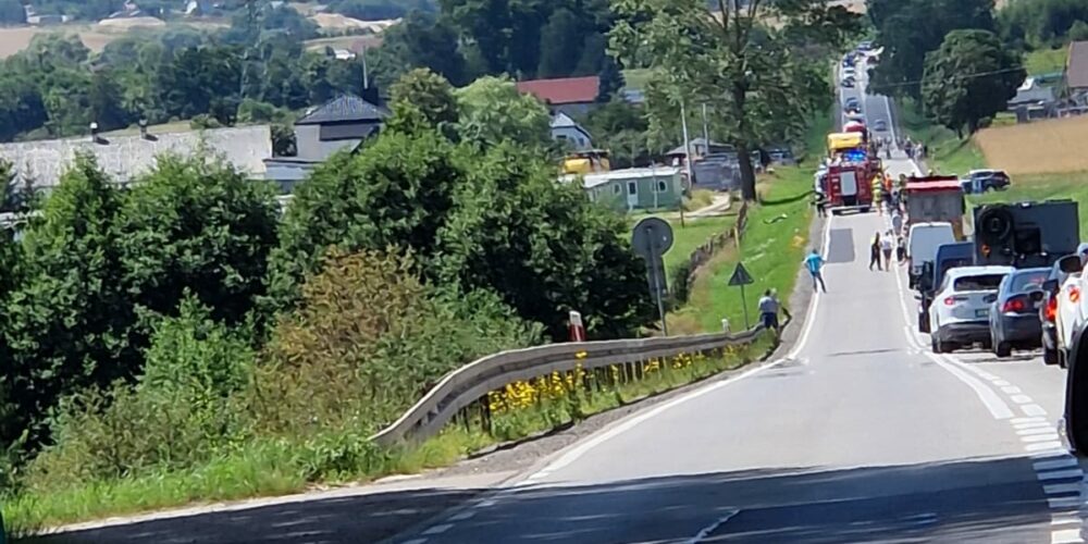 Wypadek w Lniskach. Droga jest zablokowana