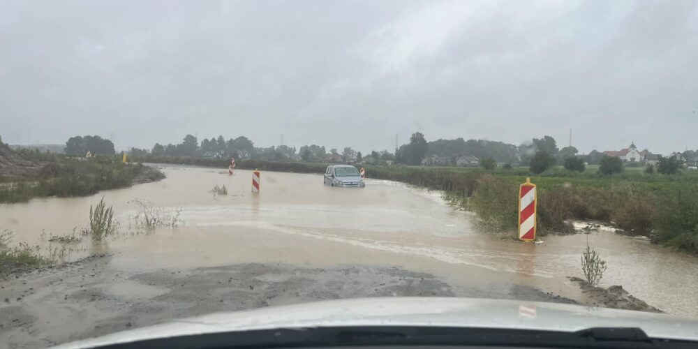 Gm. Żukowo. Ulewa daje się we znaki mieszkańcom. Drogi nieprzejezdne