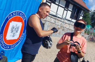 Chmielno. Działania policji i sanepidu na plaży. Powód?